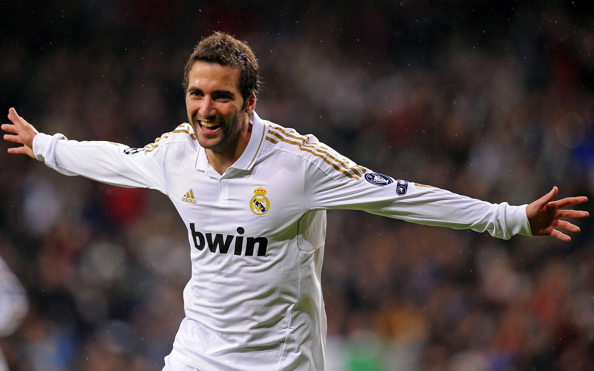 哈兰德闪耀欧冠赛场，再次打破进球纪录